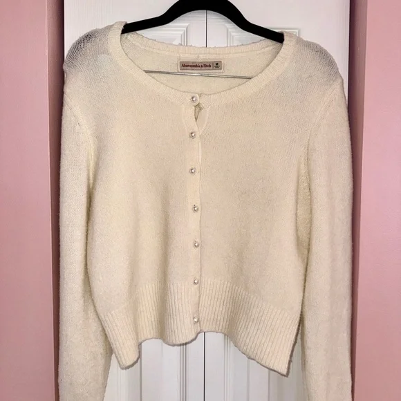 Abercrombie Pearl-Button Crewneck Cardigan Sweater in Cream- Size Medium - Picture 6 of 14